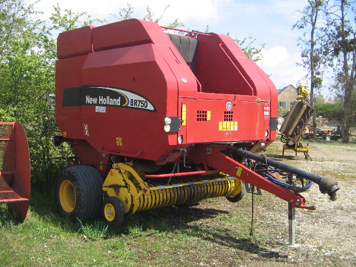 Presse ronde New Holland BR750