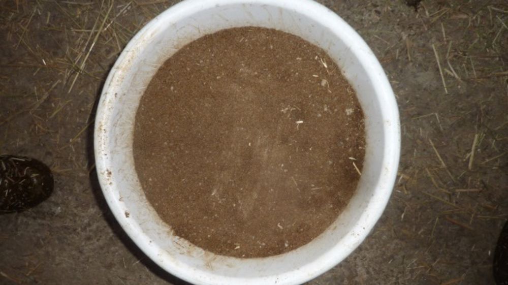 Fabriquer un seau à lécher permet d'économiser environ 60 % par rapport à l'achat d'un bac déjà fait. (©Bdm)