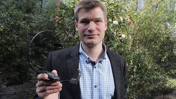 Daniel Trocme, de l'Arsoe, présente les fameuses lunettes intelligentes.