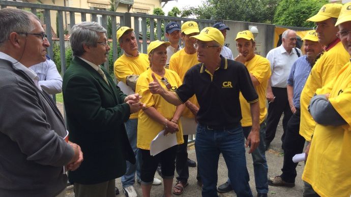 bernard Lannes et des agriculteurs de la CR devant la Ddt du Gers.