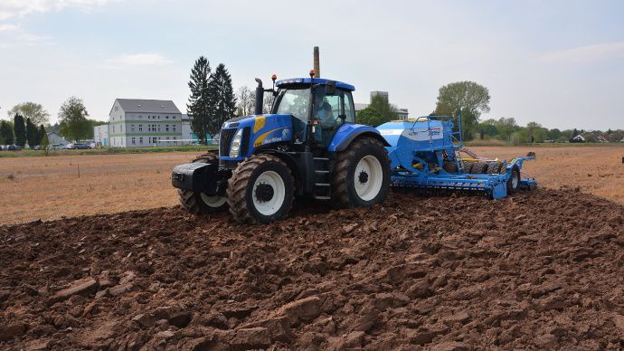 tracteur New Holland T8010 avec semoir Farmet Falcon
