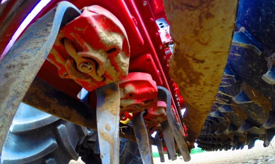 Un combiné de semis équipé d'une herse rotative maison