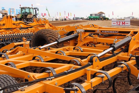 Pas moins de 12 m de large les outils chez Agrisem.