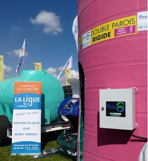 Une cuve rose pour inciter les visiteurs à aider la lutte contre le cancer
