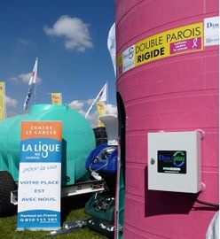 Une cuve rose pour inciter les visiteurs à aider la lutte contre le cancer