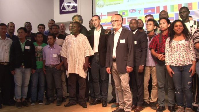 Une cinquantaine de jeunes agriculteurs autour du ministre de l'Agriculture Stéphane Le Foll