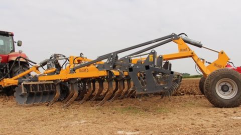 Un combiné dents/disques et un strip-till au catalogue Quivogne