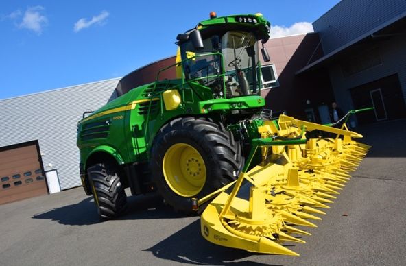L'ensileuse 8600i présente sur cette photo est la plus puissante de la gamme avec un moteur John Deere de 13,5 l de cylindrée développant 625 ch.