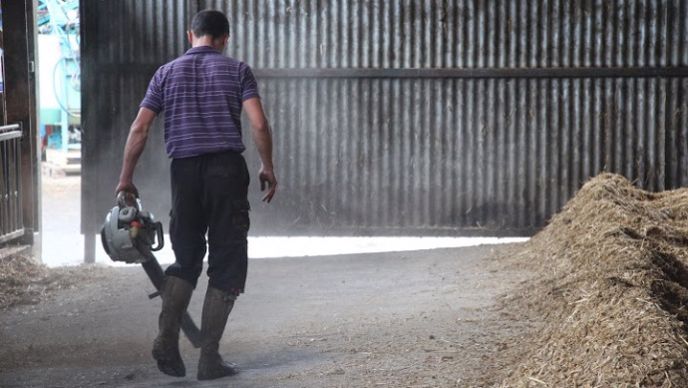 Après avoir paillé et soigné les animaux, hop, un petit coup de souffleur et le couloir est propre.