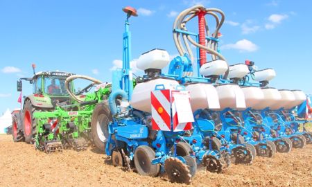 Un combiné strip-till semoir monograine repliable de 7 à 12 rangs