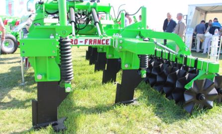 Un décompacteur bipoutre repliable de 6 m de large