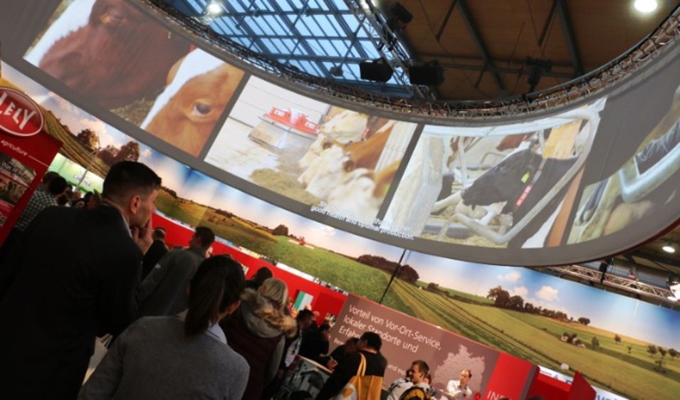 Sur Eurotier les constructeurs voient les choses en grand. (©Terre-net Média)