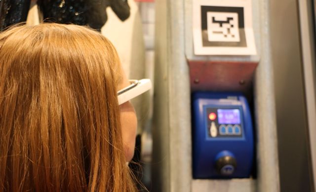 Les Google Glass permettent d'identifier le QR code et de le traduire en données sur la vache présentes au poste de traite.