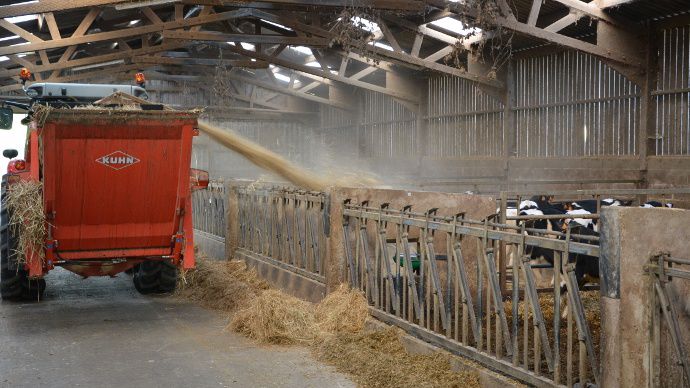 tracteur Massey Ferguson avec pailleuse Kuhn