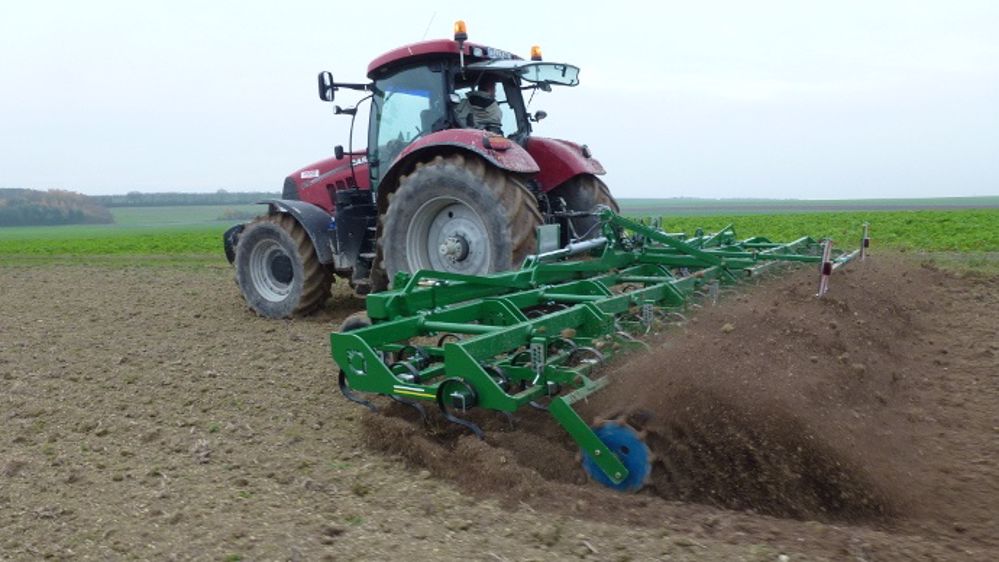 Le Vibromax prépare les lits de semence jusqu'à 20 cm de profondeur