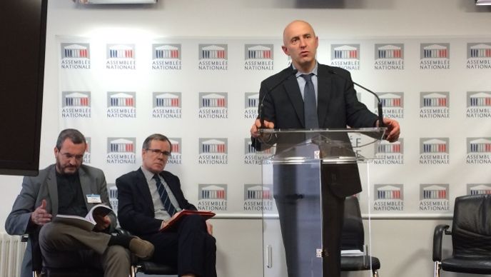 Dominique Potier, député de Meurthe et Moselle, à l'Assemblée nationale. Il est entourépar des membres de sa mission avec lesquels il a réalisé son rapport.