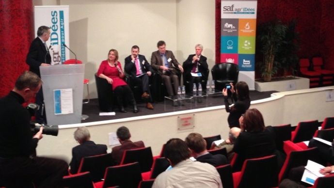 Première table ronde du colloque de la Saf. Assis de gauche à droite, Susannah Gordon (ambassade de Nouvelle Zélande), Karl Walsh (ambassade d’Irlande), Juergen Ohlhoff (Ambassade d’Allemagne) et Nico Van Opstal (Ambassade du royaume des Pays-Bas).