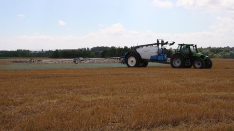 S. Le Foll reporte à 2025 la réduction de 50 % de l'usage des produits phytos