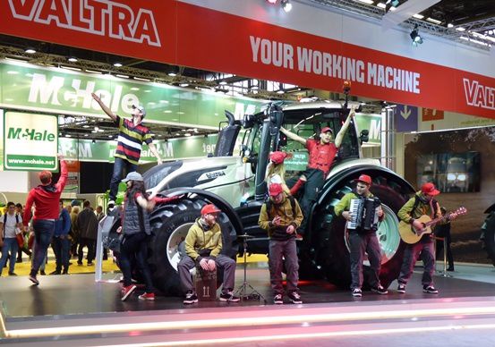 Danseurs stand AGCO