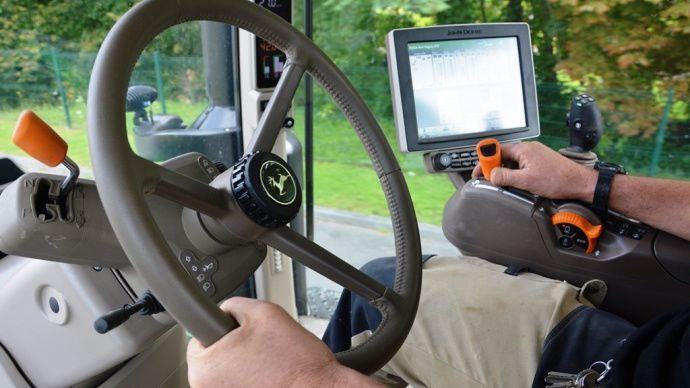 Console embarquée en cabine de tracteur.