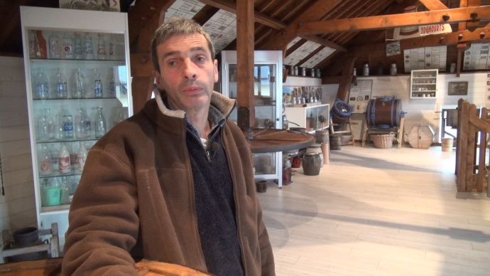 Eleveur à Vains, dans le Sud Manche, André Lefranc accueille plus de 7.000 personnes sur son exploitation.