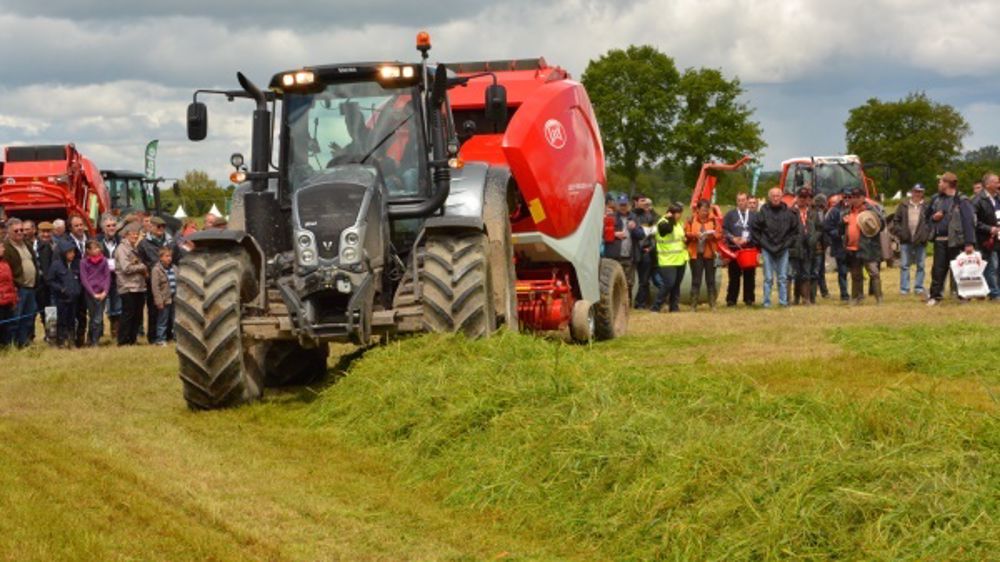 Le Salon de l'herbe et des fourrages est l'occasion de voir des démonstrations au champ de presses, enrubanneuses, ensileuses, faucheuses, faneuses, remorques autochargeuses,... et bien sûr les dernières variétés des semenciers. (©Terre-net Média) 