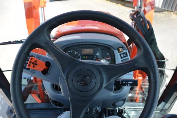 Le poste de conduite est agréable et offre une bonne visibilité sur l’environnement du tracteur. Seul bémol, la pédale d’accélérateur est excentrée sur la droite. On peut avoir tendance à appuyer sur la pédale de frein pour accélérer. Du moins quand on n’a pas l’habitude.  