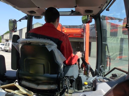 Les deux agriessayeurs ont largement apprécié la visibilité globale offerte par la cabine 4 montants. Elle offre des dimensions généreuses pour un tracteur de 110 ch avec 1,56m de haut et 1,66m de large. Certainement l’une des plus spacieuses du marché. 