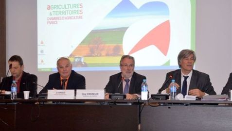 A droite, Guy Vasseur, président de l'Assemblée permanente des Chambres d'agriculture et Stéphane Le Foll, ministre de l'Agriculture lors de la dernière session des Chambres d'agriculture en mars 2015. (©Terre-net Média.)