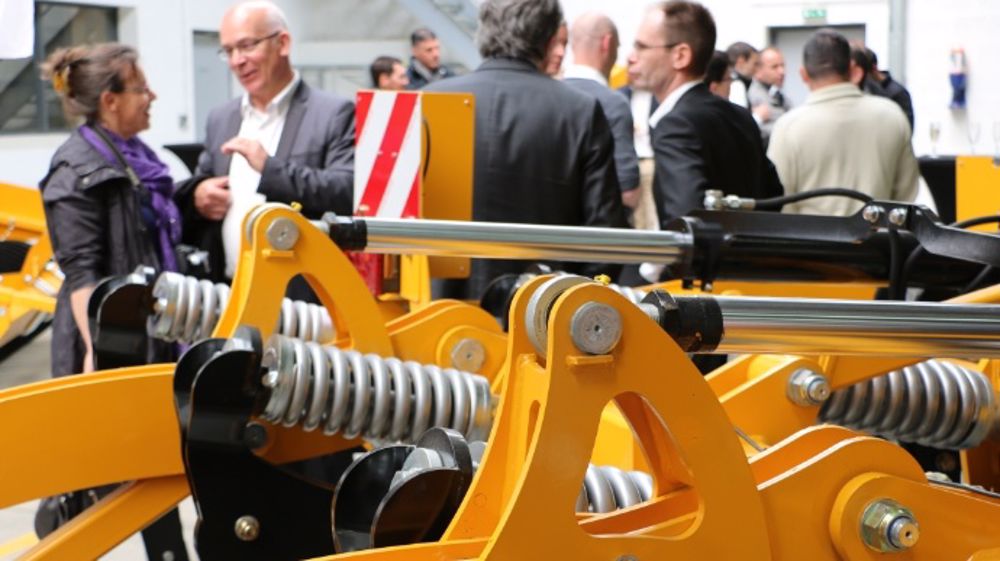 Le réseau de distribution d'Agrisem International réunit lors de l'inauguration de la nouvelle usine début mai. (©Terre-net Média)