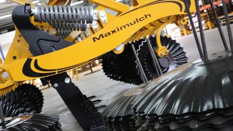 Un Maximulch combiné disques, dents, disques au montage. (©Terre-net Média)