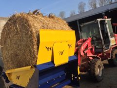La dérouleuse pailleuse peut dérouler des ballots de paille, foin ou préfané de n’importe quelle taille et jusqu’à 800kg.(©Warzée) La dérouleuse pailleuse peut dérouler des ballots de paille, foin ou préfané de n’importe quelle taille et jusqu’à 800kg.(©Warzée)