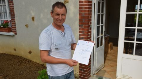 Son brevet de pilote en poche, Jean-Baptiste, agriculteur dans l'Aube, survole les parcelles du nord de la France avec son drone. (©Terre-net média)