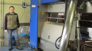 André à côté du MuliDos fixé au mur. Le MultiDos pompe dans le bidon et dose les additifs liquides sur le concentré. Avec ou sans réservoir, il s'adapte à presque tous les types de robots ou de distributeurs automatiques de concentré (Dac). (©DR) André à côté du MuliDos fixé au mur. Le MultiDos pompe dans le bidon et dose les additifs liquides sur le concentré. Avec ou sans réservoir, il s'adapte à presque tous les types de robots ou de distributeurs automatiques de concentré (Dac). (©DR)