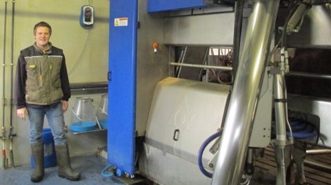 André à côté du MuliDos fixé au mur. Le MultiDos pompe dans le bidon et dose les additifs liquides sur le concentré. Avec ou sans réservoir, il s'adapte à presque tous les types de robots ou de distributeurs automatiques de concentré (Dac). (©DR) André à côté du MuliDos fixé au mur. Le MultiDos pompe dans le bidon et dose les additifs liquides sur le concentré. Avec ou sans réservoir, il s'adapte à presque tous les types de robots ou de distributeurs automatiques de concentré (Dac). (©DR)