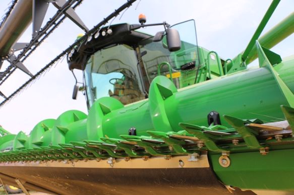 Les nouvelles moissonneuses-batteuses des séries W et T sont aussi équipées des moteurs John Deere PSS conformes aux normes d'émissions Final Tier 4/Phase IV. Les moteurs 9 l améliorent la puissance des machines et, pour un meilleur rendement, le régime moteur de 2 200 tr/min des versions 6,8 l à été réduit de 200 tr/min.