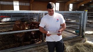 Les bottes ou la tablette pour surveiller ses animaux ? Désormais, vous avez le choix. (©Agri Vidéo System’) Les bottes ou la tablette pour surveiller ses animaux ? Désormais, vous avez le choix. (©Agri Vidéo System’)