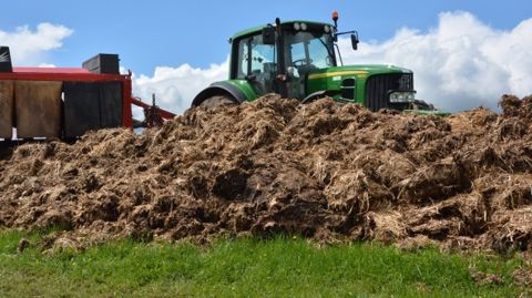 Selon Timac Agro, l’utilisation d’Actipost permet un gain de temps et d’une optimisation logistique dans l’épandage des effluents d’élevage tout en améliorant leur valeur fertilisante. (©Terre-net Média)