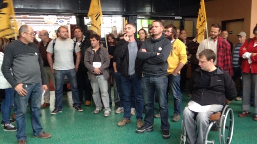 Dans le hall d'entrée du Sommet de l'élevage, des producteurs de la Confédération paysanne ont décerné les prix aux "fossoyeurs de l'agriculture", responsables selon eux de la crise agricole actuelle. (©Terre-net Média)