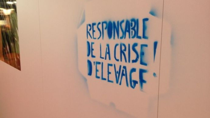 Des adhérents de la Confédération paysanne ont tagué quelques stands à leur passage dans les allées du Sommet de l'Elevage, comme ici sur le stand LG, ou encore celui de Sanders.