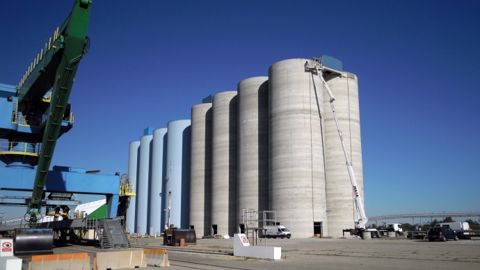 Silos de Fos-sur-Mer d'une capacité de 60 000 t. (©Cérévia)