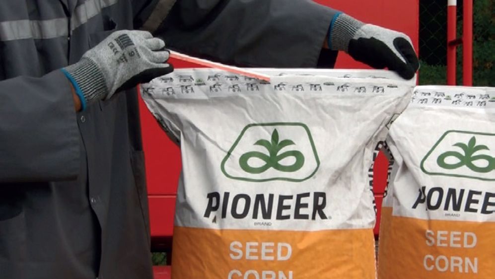 Pioneer apporte simplicité et sécurité à ses clients avec ses sacs de semences à ouverture facile. ©Pioneer)