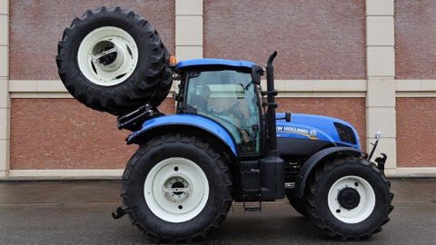 Le jumelage se replie derrière la cabine du tracteur. (©Peecon)