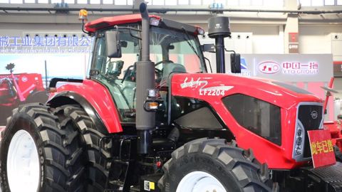 Tracteur LF2204 Yto sur le stand du constructeur au Ciame 2015. (©Terre-net média)