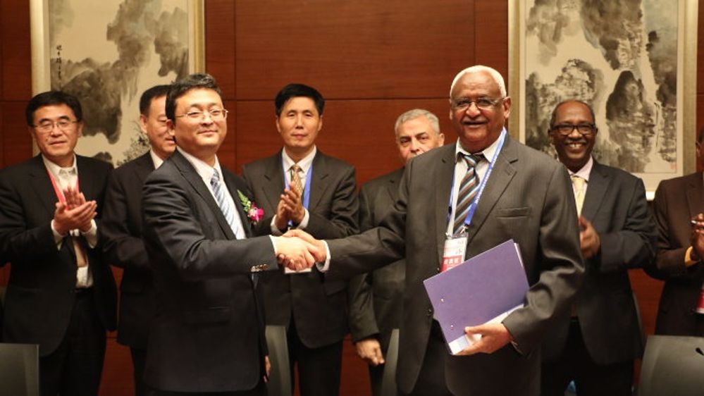 Yang Niansheng et Osman Samsaa Mohammed viennent de signer l'accord de coopération. (©Terre-net média)