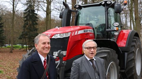 Malcolm Shute, vice-président engineering d’Agco et Claude Gewerc, président de la Région Picardie (©Terre-net-média)