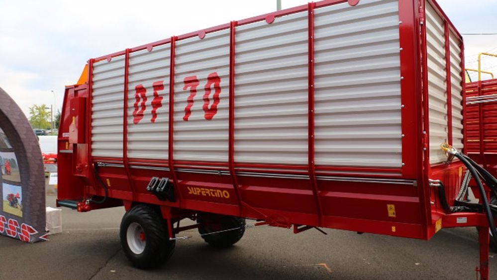 Supertino DF 70, distribuer 24 m<sup>3</sup> de foin en vrac. (©Terre-net média)