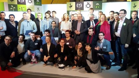 Guy Vasseur, président de l'APCA et Hervé Pillaud, créateur du concours Agreen'Startup, entourés des lauréats de l'édition 2016 au Salon de l'agriculture. (©Terre-net Média) Guy Vasseur, président de l'APCA et Hervé Pillaud, créateur du concours Agreen'Startup, entourés des lauréats de l'édition 2016 au Salon de l'agriculture. (©Terre-net Média)