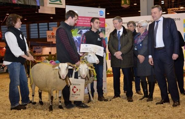 Brebis Raïole d'Adrian et Lucas Rigal avec Marc Prikazsky PDG de Ceva Santé Animale et François-Xavier Bieuville DG de la Fondation du Pâtrimoine