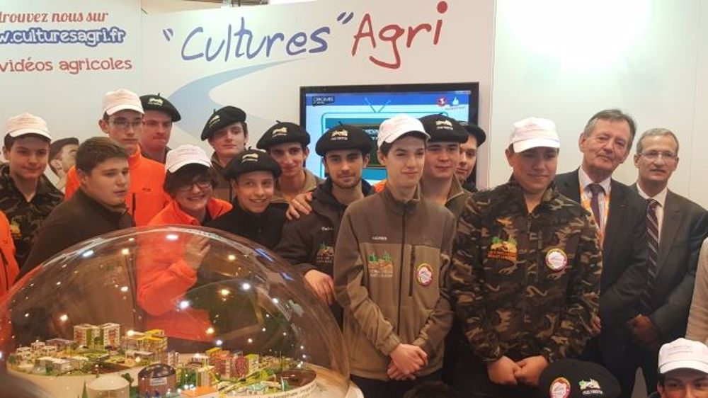 Les lycéens lauréats de l'édition 2016 du concours Cultures Agri du Crédit mutuel se sont vus remettre leurs prix par Annick Baille, conseillère de Stéphane le Foll à l'enseignement. (©Terre-net Média) 